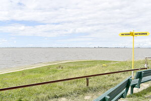 Von der Bohrinsel hat man einen guten Blick bis nach Emden. Bilder: Pröll