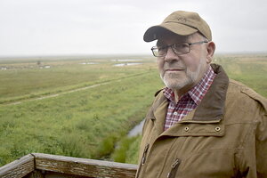 Johann Gerdes steht gerne auf der Aussichtsplattform und blickt ins Stapeler Moor. Bilder: Pröll