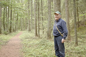 Weert ter Veen hat eine Broschüre über den Hollesand geschrieben. Vor der Corona-Krise hat er Führungen durch den Wald angeboten. Bild: Pröll