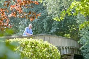Der Vorsitzende des Heimatvereins Oldersum, Jakob Janshen, ist froh, dass es die Grünanlage mit den vielen verschiedenen Baumarten im Dorf gibt. Bilder: Ortgies