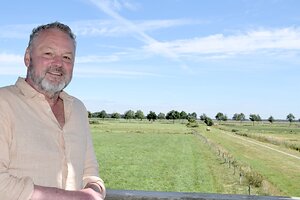 Vom Aussichtsturm bei der Naturschutzstation in Lübbertsfehn aus geht der Blick über die Landschaft der Niederung. Bild: Kluth